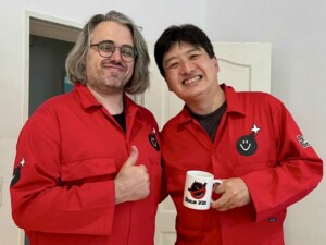 Dom2D et Hisashi Hayashi avec leur tenue de démineur