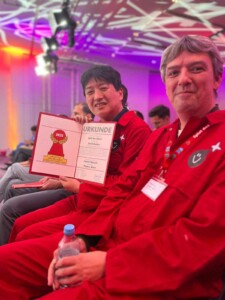 L'auteur de BOMB BUSTERS et son diplome du Spiel des Jahres